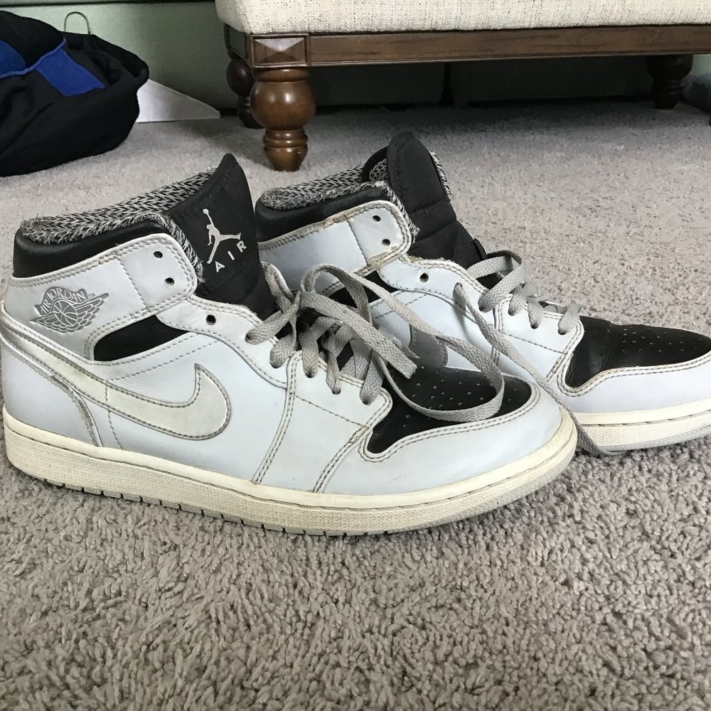 Air Jordan 1 mid platinum size 9 mens